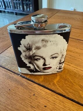 ❤️BOGO* Marilyn Monroe 1985 Radio Day's
6oz Flask.